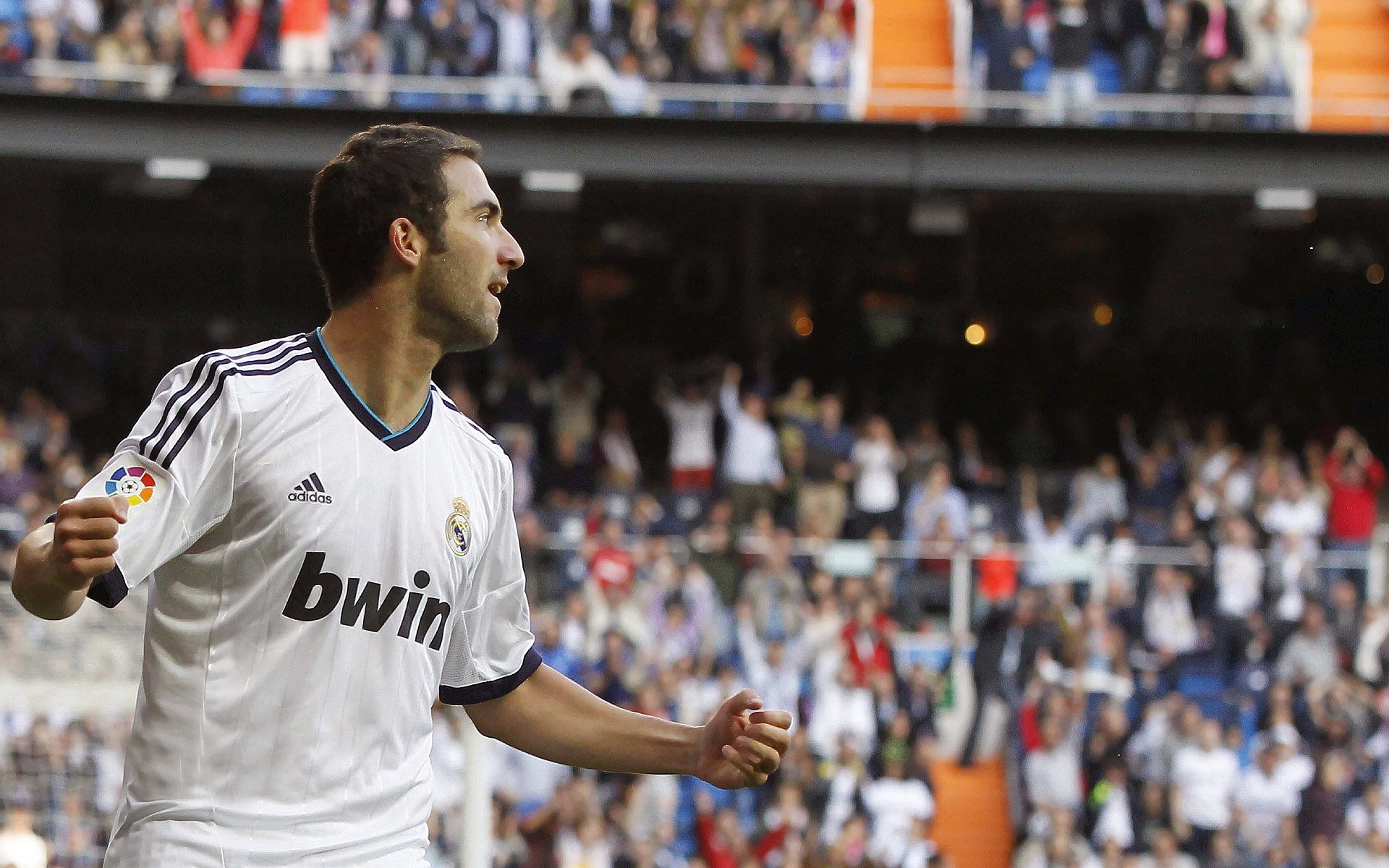 都灵通过精准配合打破对方密集防守