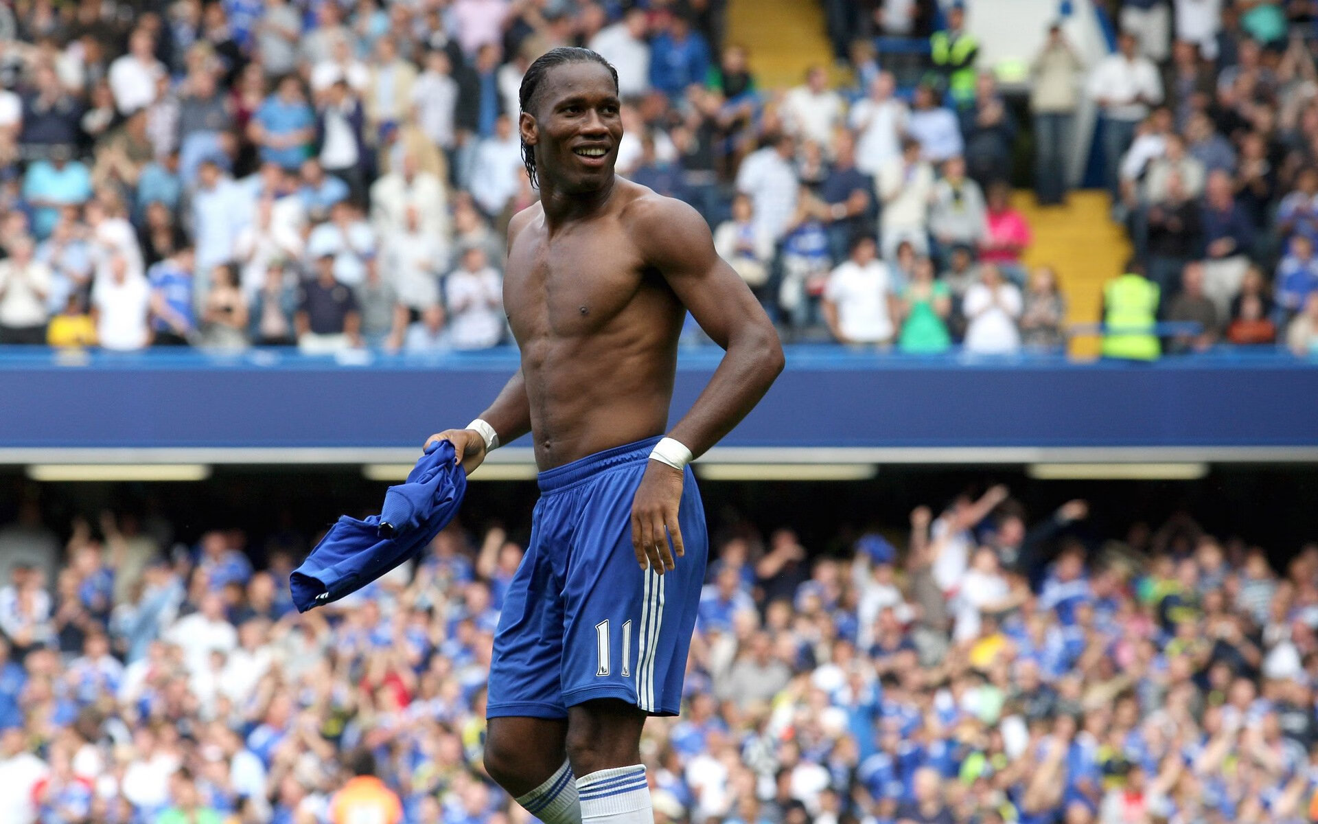 球队在训练中着重战术演练提升协同效率,球队训练项目